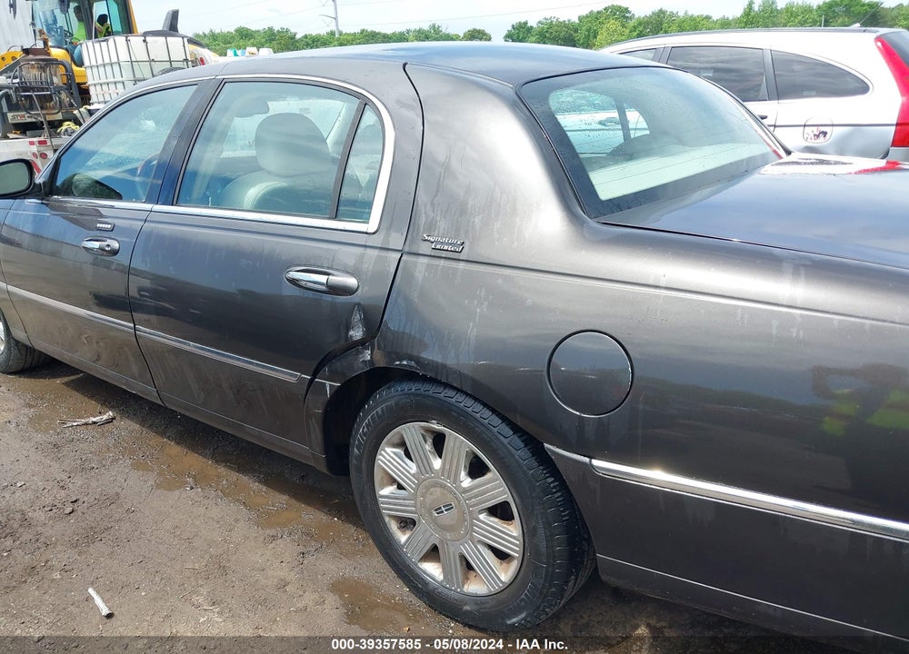 2005 LINCOLN TOWN CAR SIGNATURE LIMITED VIN: 1LNHM82W65Y601795