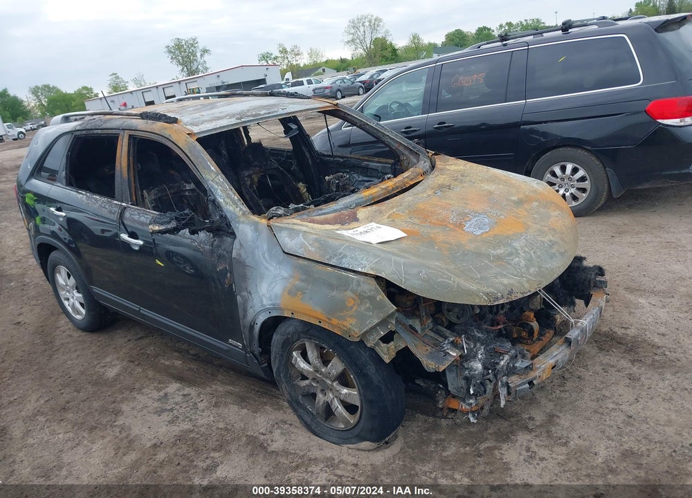 2011 KIA SORENTO VIN: 5XYKTCA13BG079296