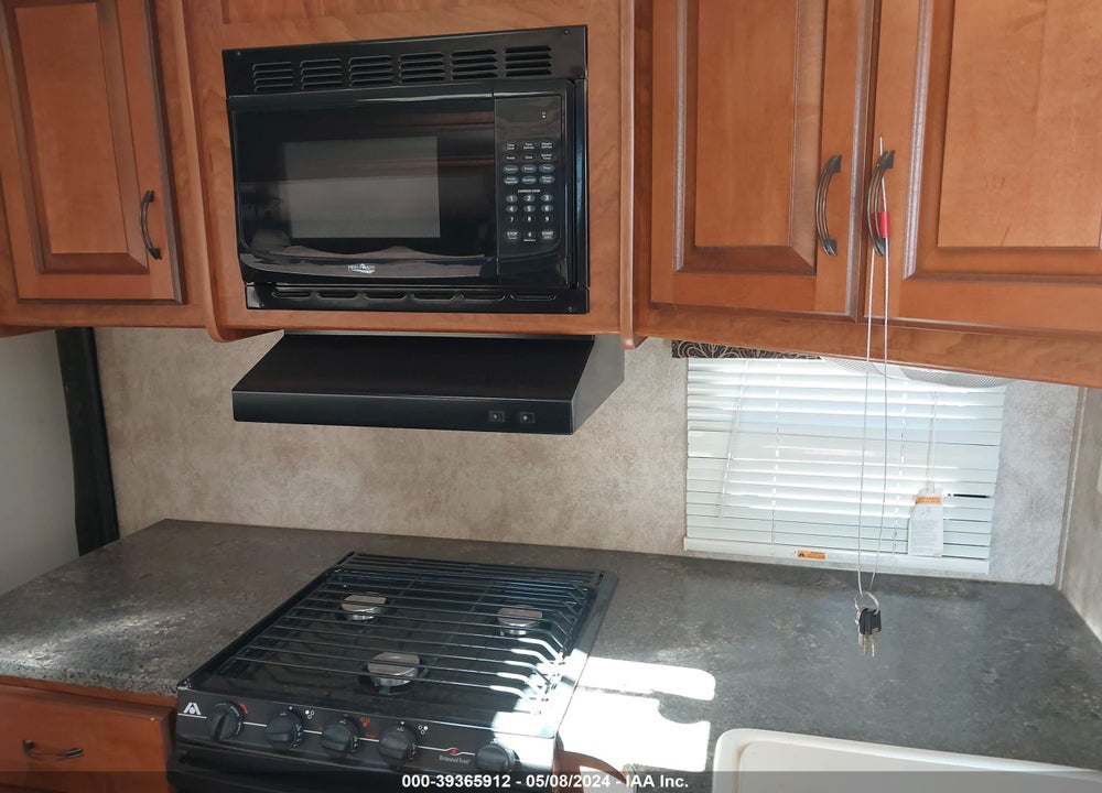 2013 LAREDO TRVTR VIN: 4YDT30825DV600786