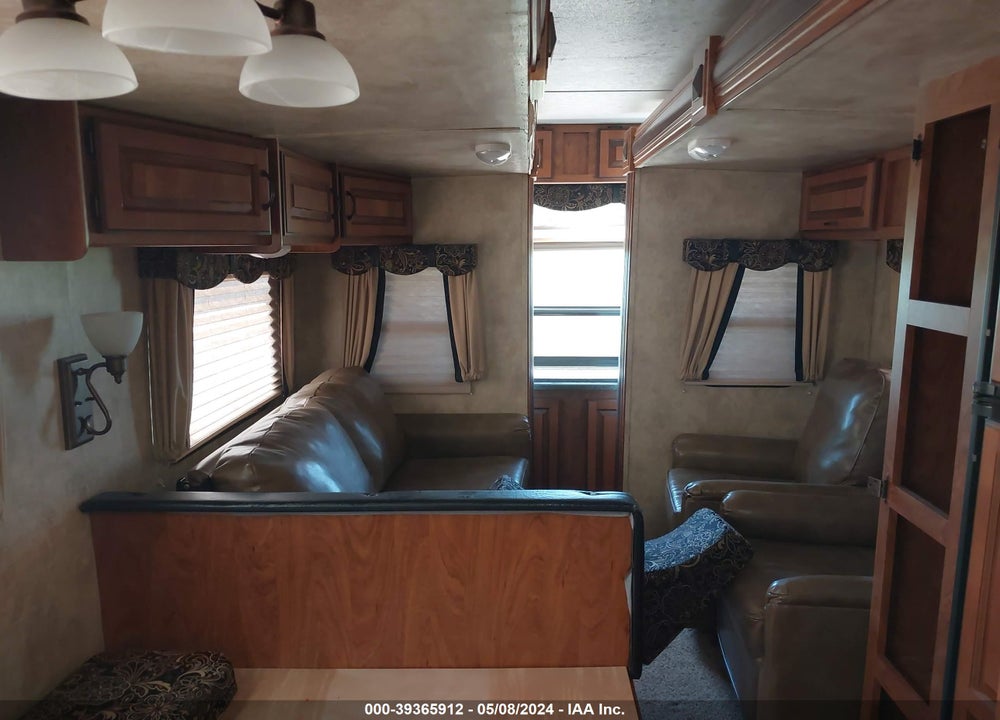 2013 LAREDO TRVTR VIN: 4YDT30825DV600786