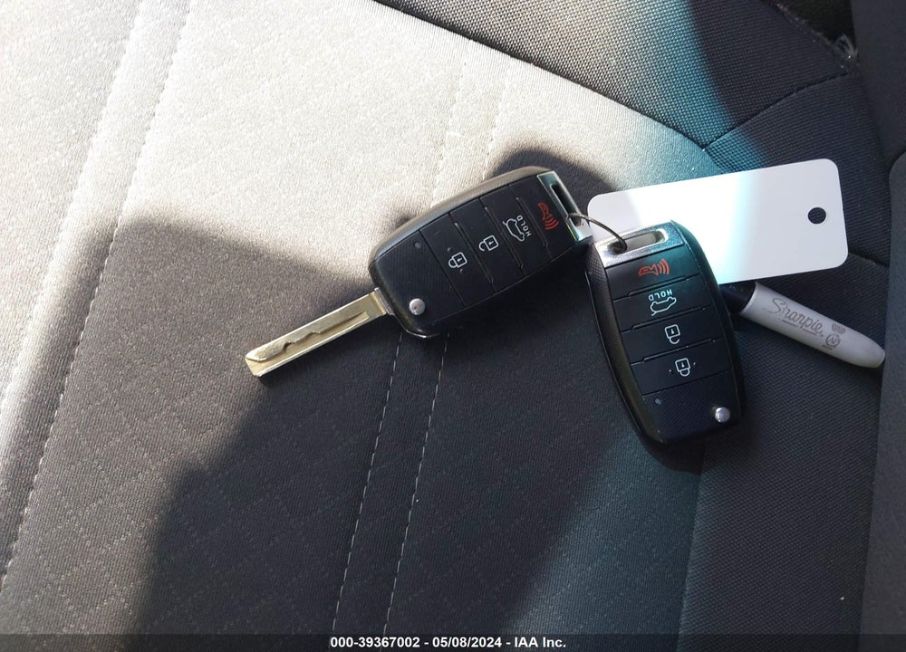 2017 KIA SORENTO 2.4L L VIN: 5XYPG4A30HG192388