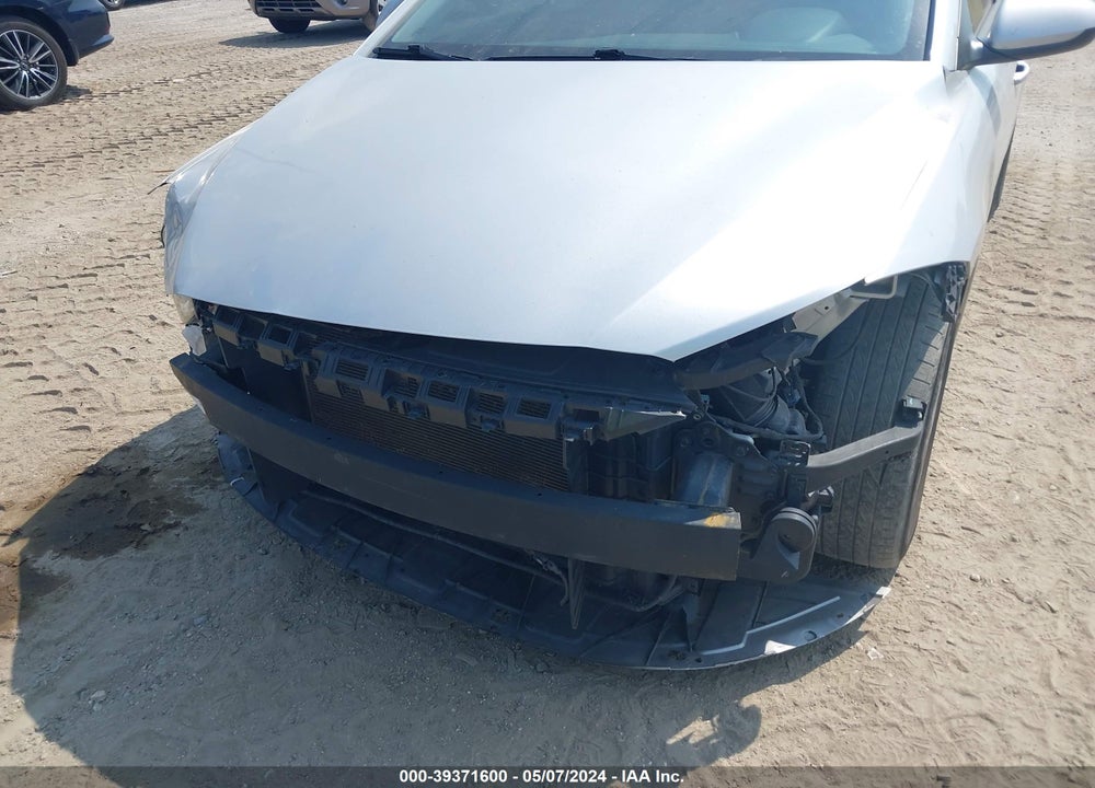 2018 HYUNDAI ELANTRA SEL VIN: 5NPD84LF7JH313844