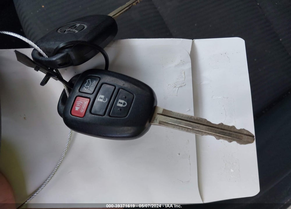 2015 TOYOTA RAV4 XLE VIN: 2T3WFREV5FW180730