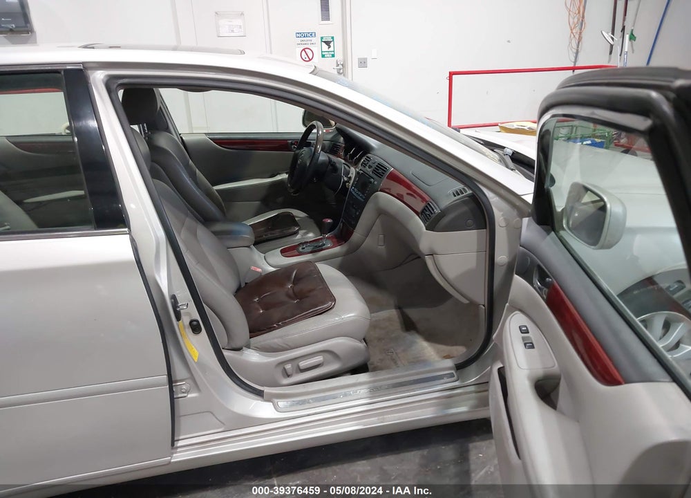 2002 LEXUS ES 300 VIN: JTHBF30G825008454