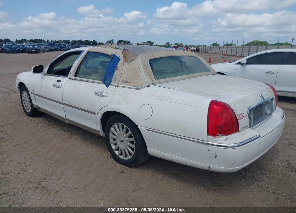 2004 LINCOLN TOWN CAR SIGNATURE VIN: 1LNHM81W94Y610426