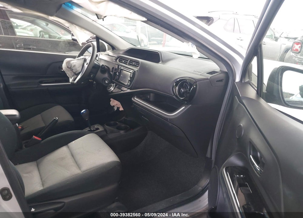 2016 TOYOTA PRIUS C TWO VIN: JTDKDTB32G1137578