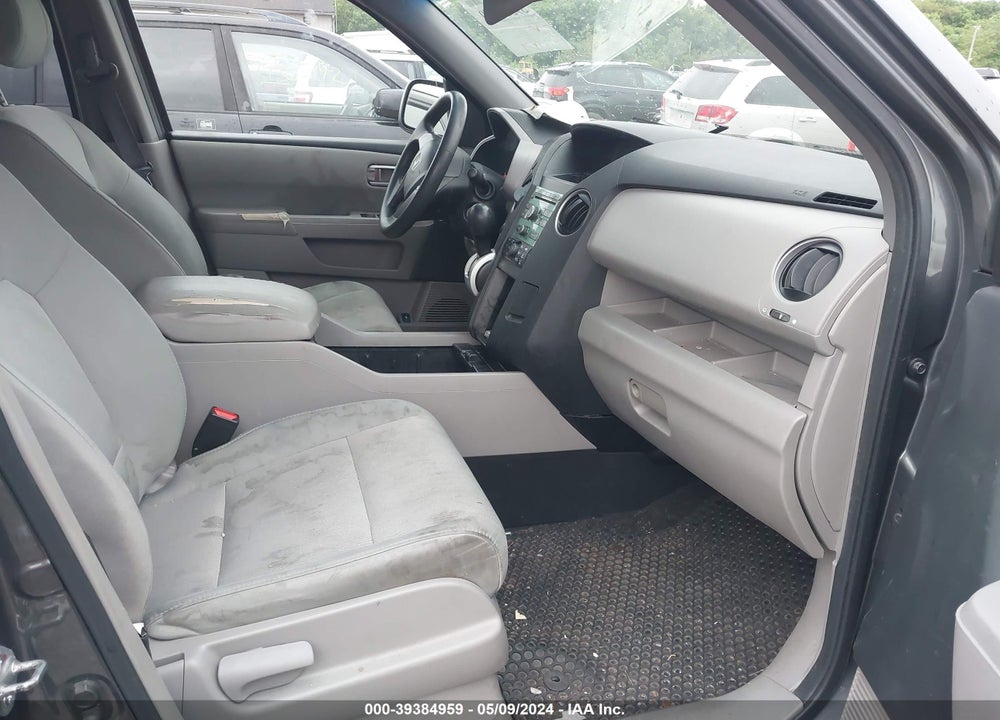 2011 HONDA PILOT LX VIN: 5FNYF4H22BB028742