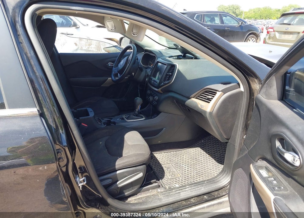 2017 JEEP CHEROKEE LATITUDE FWD VIN: 1C4PJLCB1HW574187