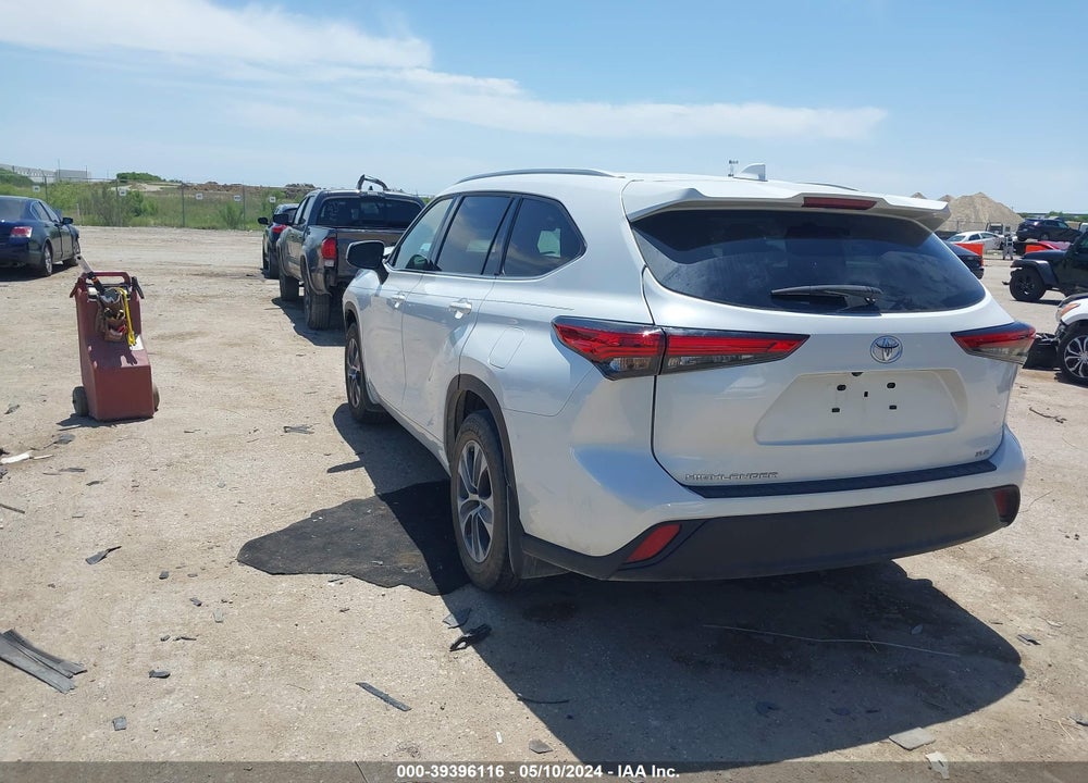 2022 TOYOTA HIGHLANDER XLE VIN: 5TDHZRAHXNS554832