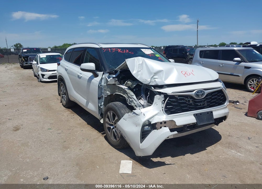 2022 TOYOTA HIGHLANDER XLE VIN: 5TDHZRAHXNS554832