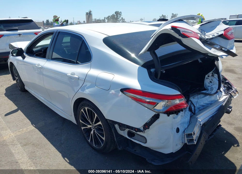 2018 TOYOTA CAMRY SE VIN: 4T1B11HK0JU565145