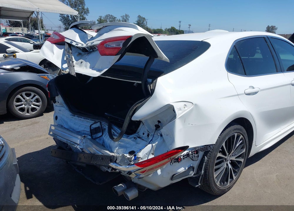 2018 TOYOTA CAMRY SE VIN: 4T1B11HK0JU565145