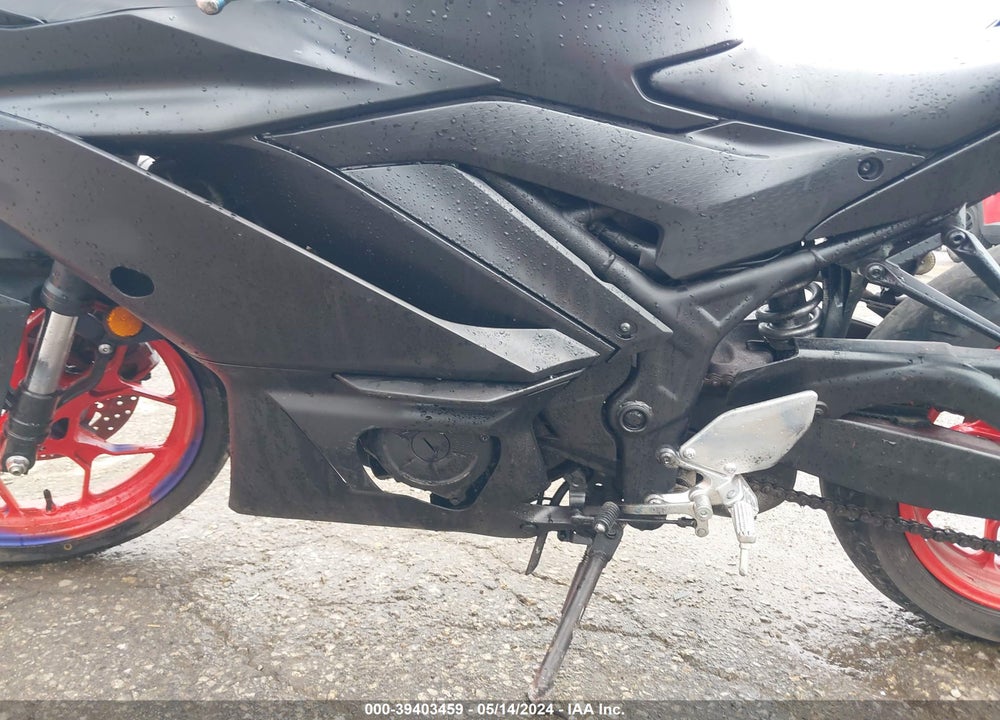 2022 YAMAHA YZFR3 A VIN: MH3RH18YXNK009110