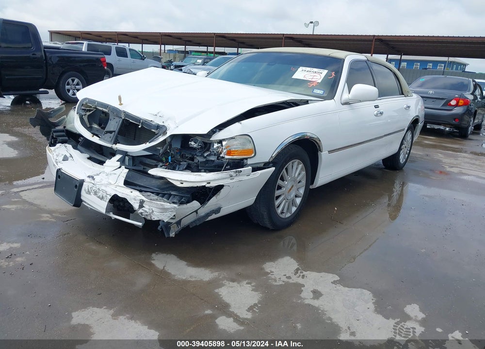 2003 LINCOLN TOWN CAR SIGNATURE VIN: 1LNHM82W13Y629310