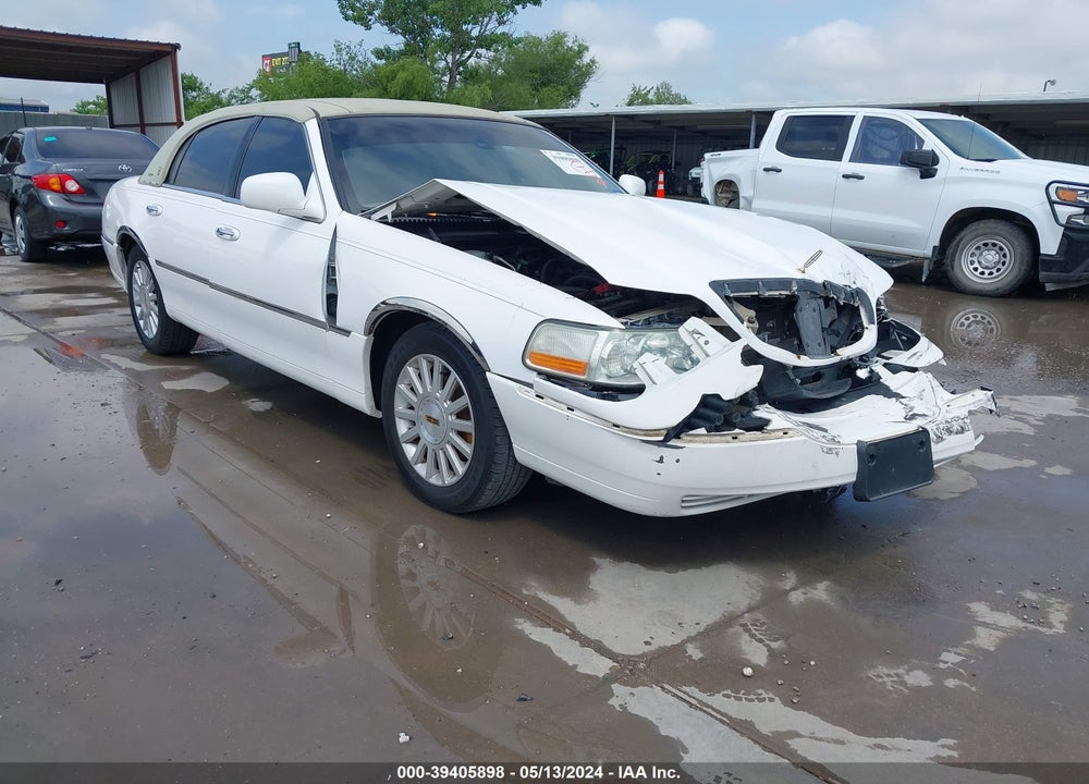 2003 LINCOLN TOWN CAR SIGNATURE VIN: 1LNHM82W13Y629310