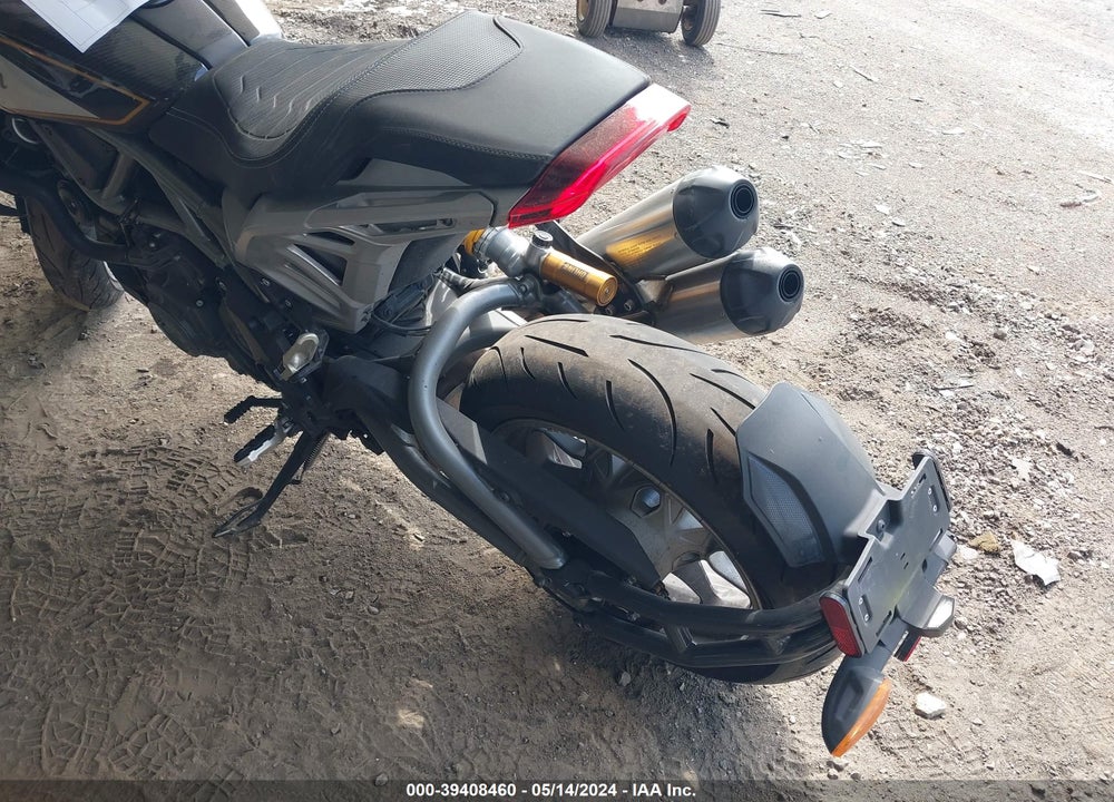 2023 INDIAN MOTORCYCLE CO. FTR R CARBON VIN: 56KRZR221P3009129