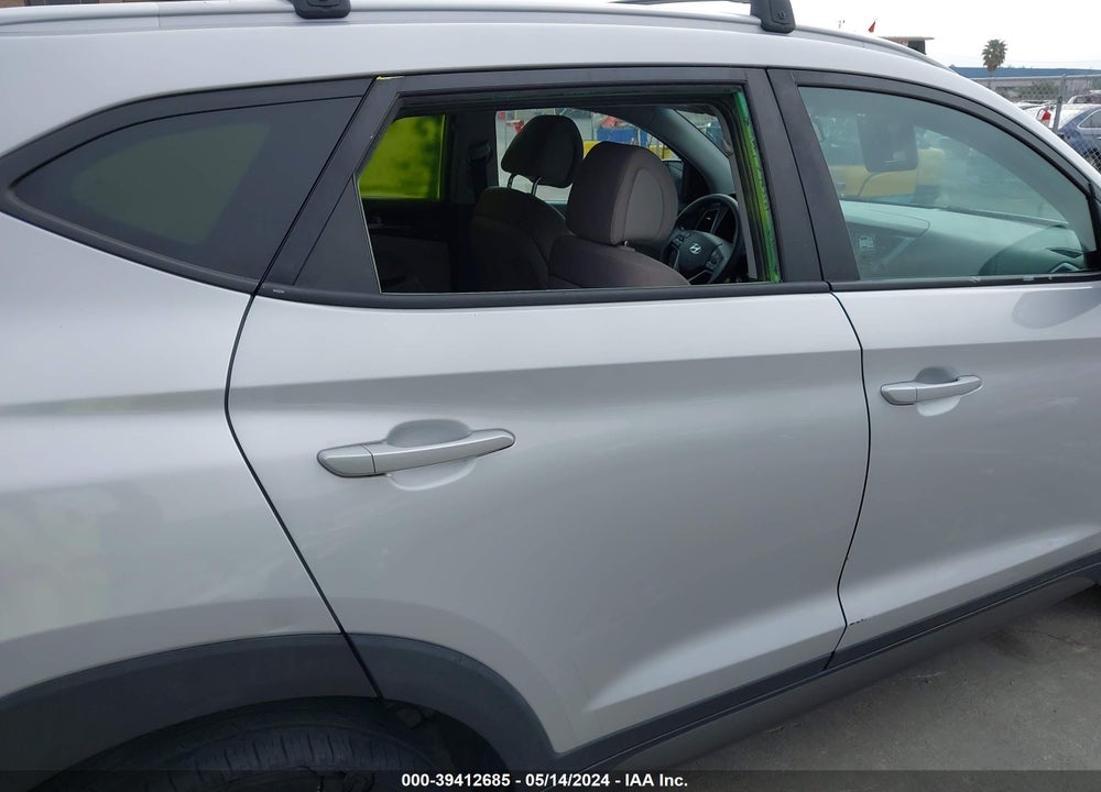 2016 HYUNDAI TUCSON SE VIN: KM8J33A4XGU238788