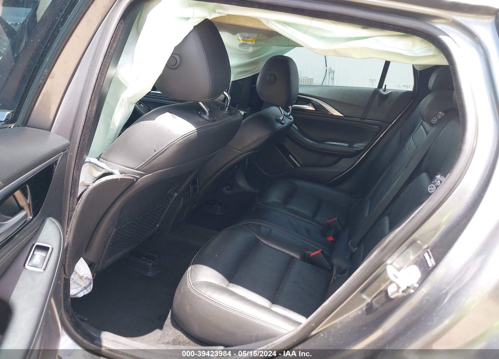 2018 INFINITI QX30 LUXURY VIN: SJKCH5CP1JA057599