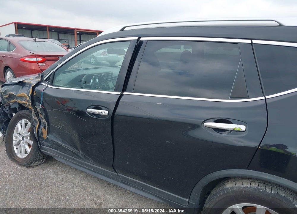 2018 NISSAN ROGUE SV VIN: KNMAT2MV1JP501744