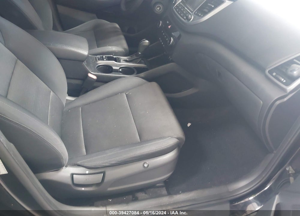 2017 HYUNDAI TUCSON SE VIN: KM8J3CA43HU327426