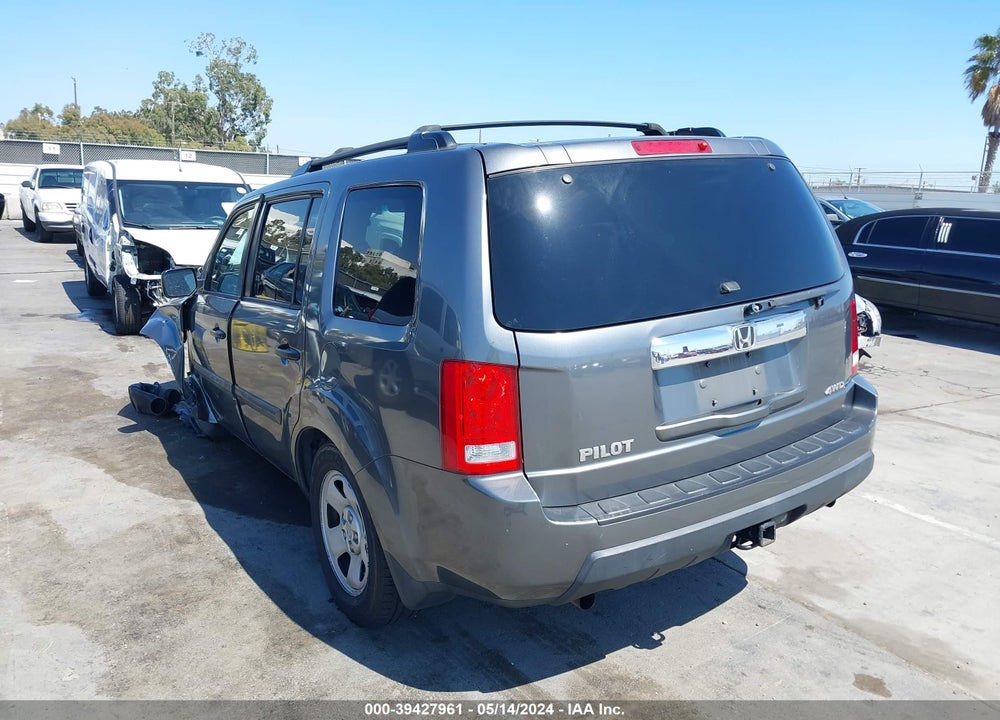 2011 HONDA PILOT LX VIN: 5FNYF4H23BB025381