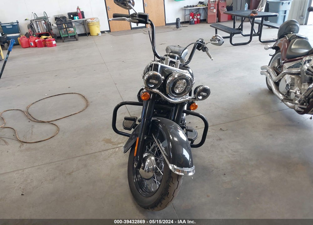 2018 HARLEY-DAVIDSON FLHC HERITAGE CLASSIC VIN: 1HD1YAJ15JC035433