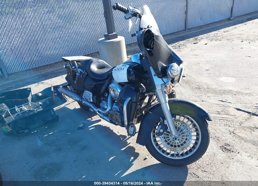 2010 HARLEY-DAVIDSON FLHTCU VIN: 1HD1FC412AB662772