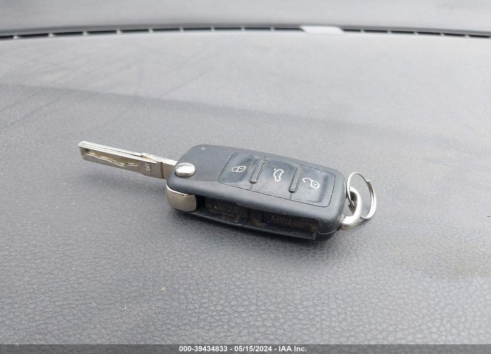 2010 VOLKSWAGEN GOLF TDI VIN: WVWNM7AJ1AW271903