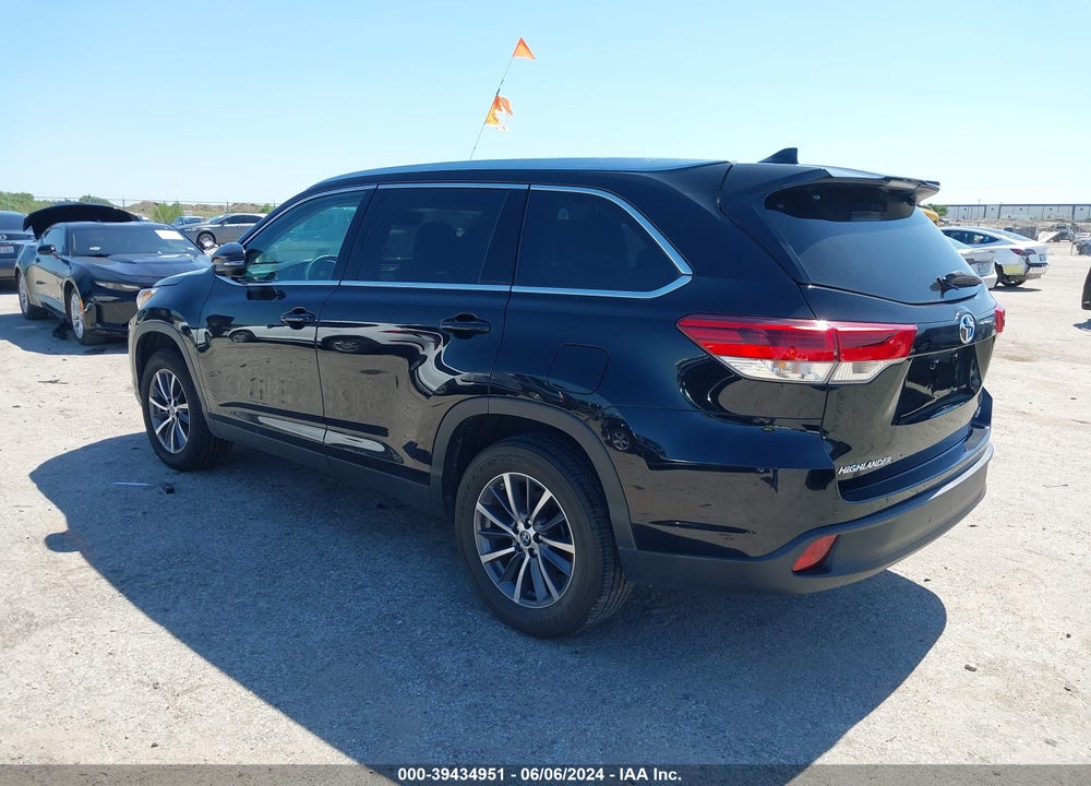 2019 TOYOTA HIGHLANDER XLE VIN: 5TDKZRFH5KS350112