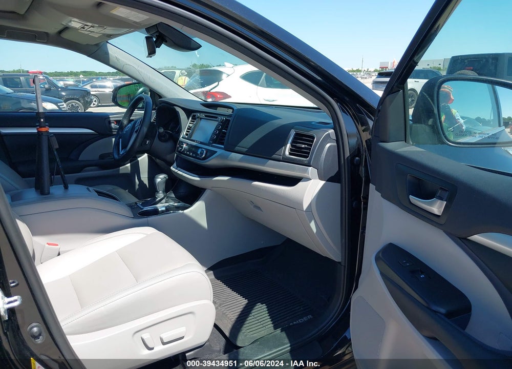 2019 TOYOTA HIGHLANDER XLE VIN: 5TDKZRFH5KS350112