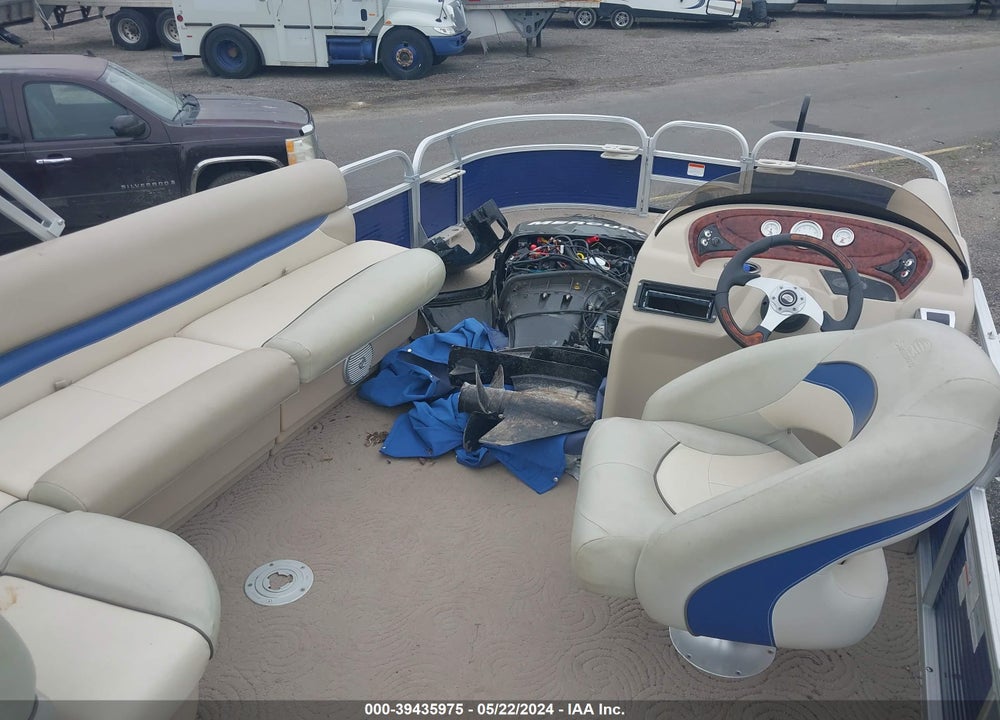 2012 TRACKER MARINE SUN TRACKER VIN: BUJ23111C212