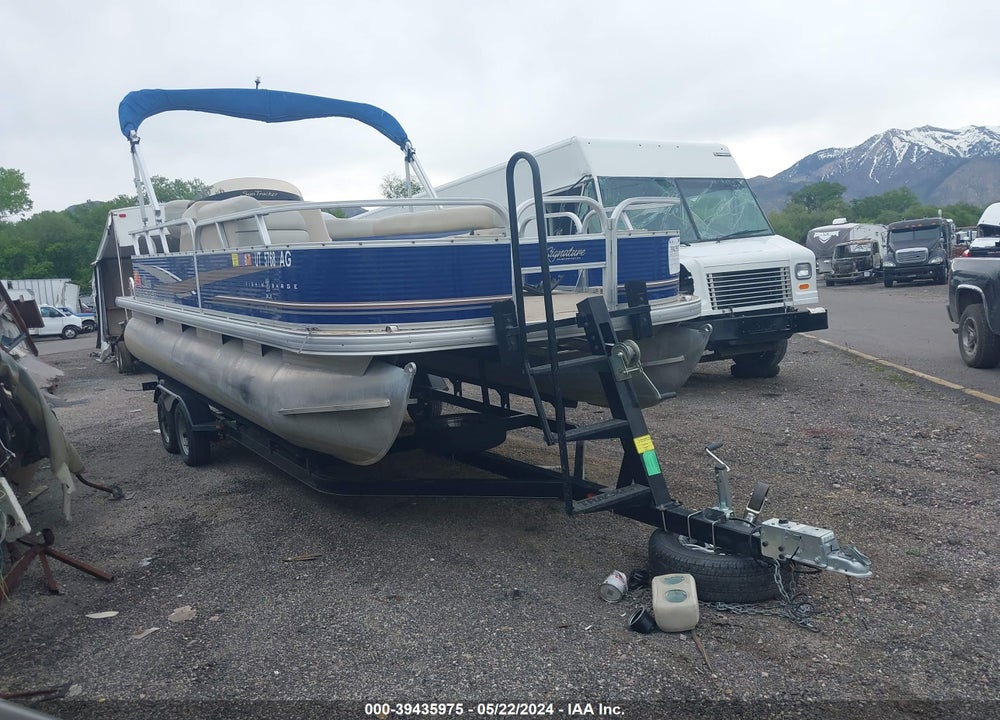 2012 TRACKER MARINE SUN TRACKER VIN: BUJ23111C212