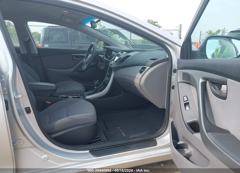 2016 HYUNDAI ELANTRA VIN: 5NPDH4AE1GH727236