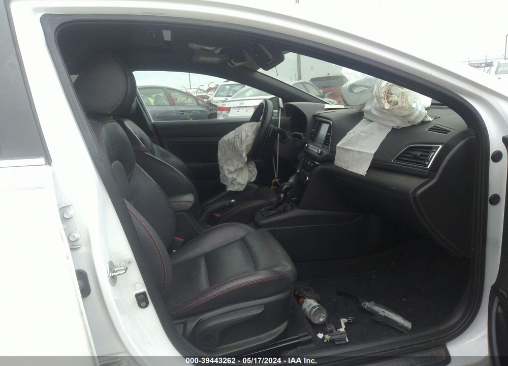 2017 HYUNDAI ELANTRA VIN: KMHD04LB3HU333072