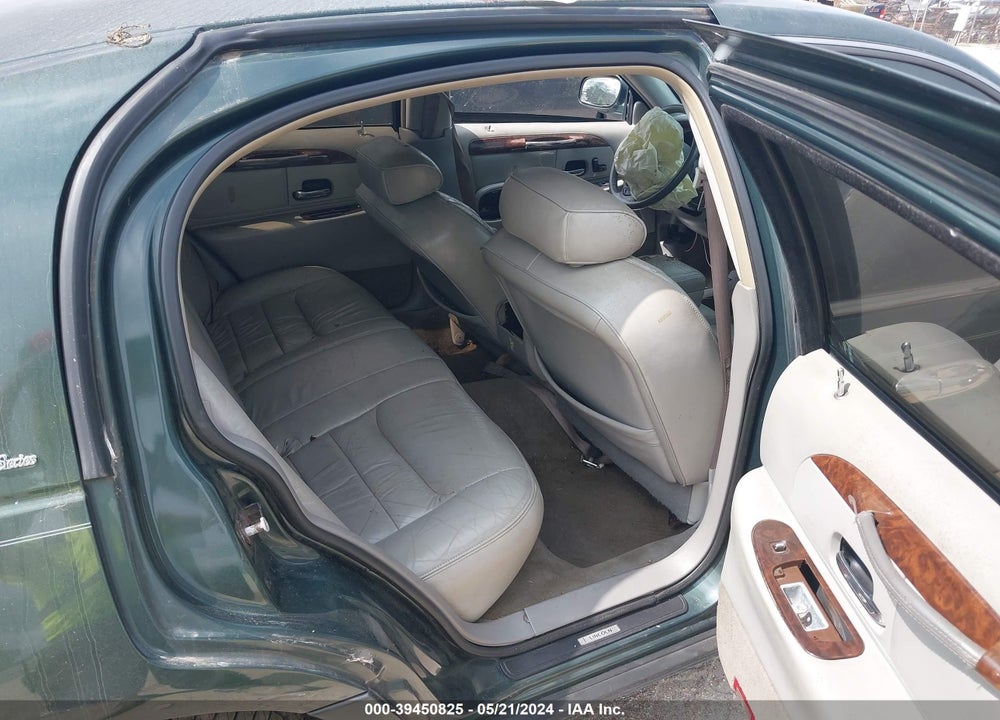 2001 LINCOLN TOWN CAR EXECUTIVE VIN: 1LNHM81W91Y632521