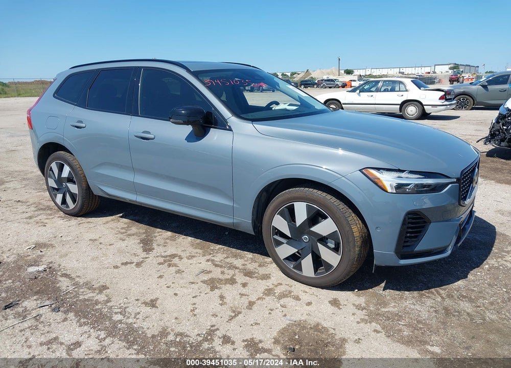 2023 VOLVO XC60 RECHARGE PLUG-IN HYBRID T8 PLUS DARK THEME VIN: YV4H60DW7P1375109