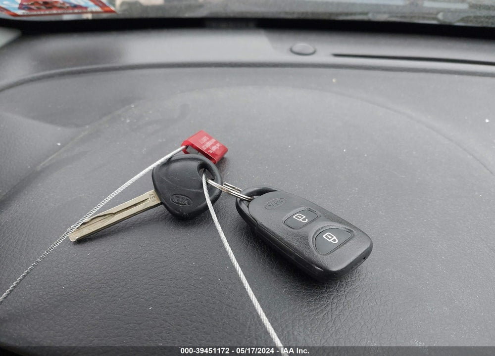 2011 KIA SORENTO LX VIN: 5XYKTCA15BG179514