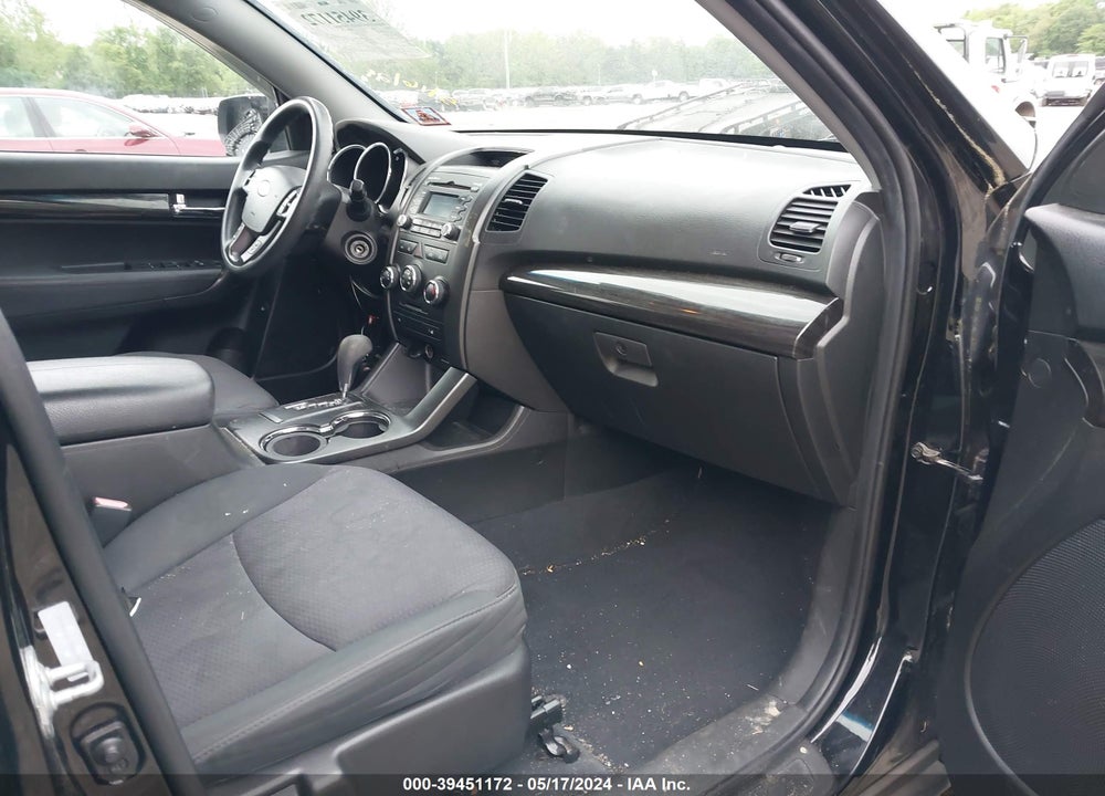 2011 KIA SORENTO LX VIN: 5XYKTCA15BG179514