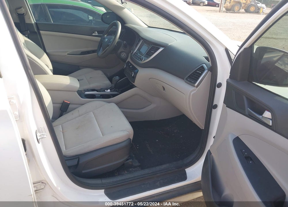2017 HYUNDAI TUCSON SE VIN: KM8J33A49HU471028