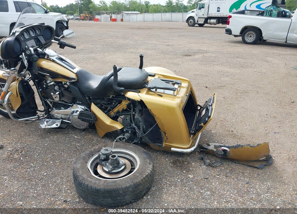 2017 HARLEY-DAVIDSON FLHTCUTG TRI GLIDE ULTRA VIN: 1HD1MAD10HB854146