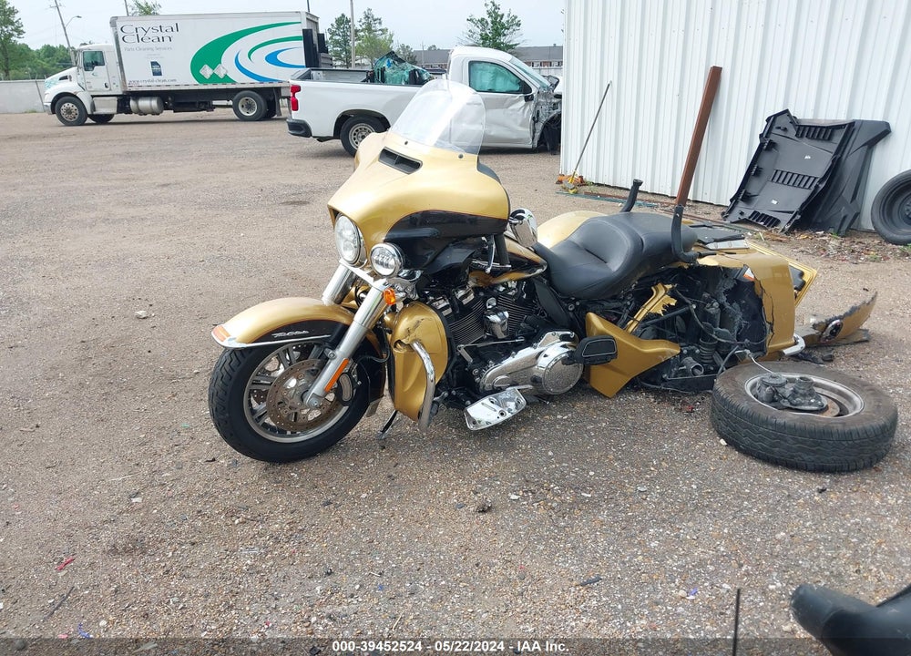 2017 HARLEY-DAVIDSON FLHTCUTG TRI GLIDE ULTRA VIN: 1HD1MAD10HB854146