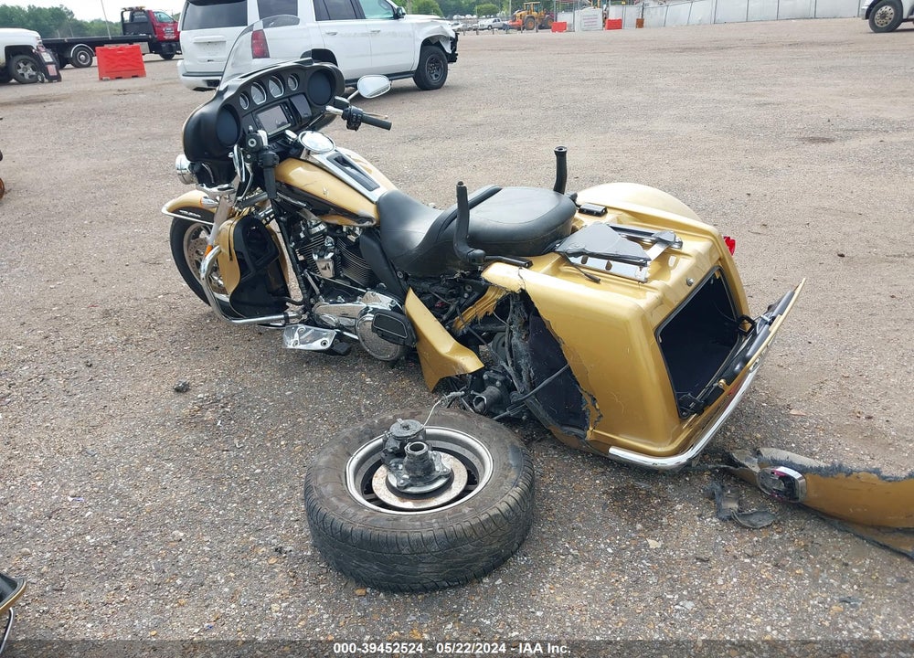 2017 HARLEY-DAVIDSON FLHTCUTG TRI GLIDE ULTRA VIN: 1HD1MAD10HB854146