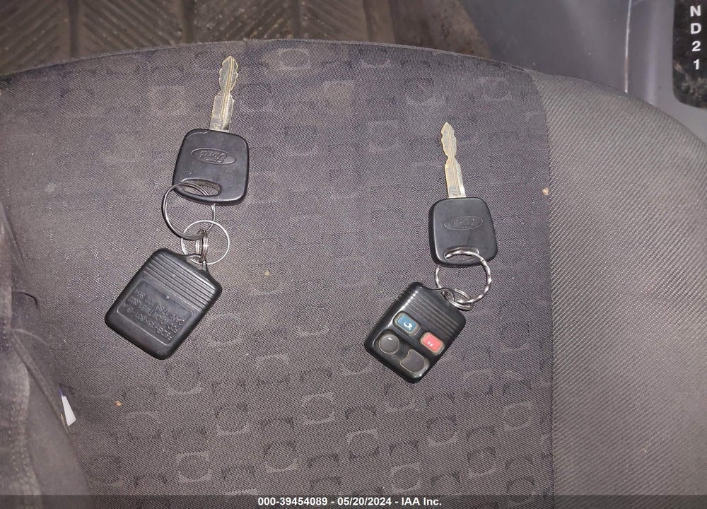 2000 FORD FOCUS SE VIN: 1FAFP343XYW310991