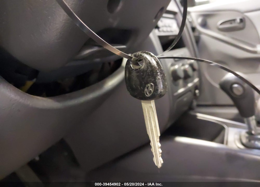 2005 HYUNDAI ELANTRA GLS/GT VIN: KMHDN56D25U136846