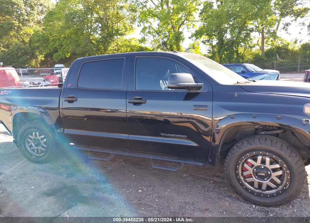 2018 TOYOTA TUNDRA SR5 5.7L V8 VIN: 5TFDW5F13JX699095