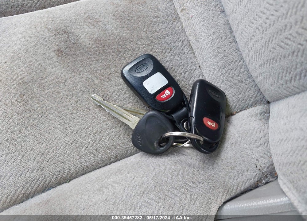 2007 KIA OPTIMA LX VIN: KNAGE123X75112845