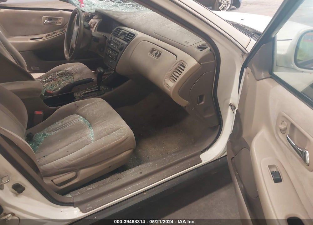 2000 HONDA ACCORD 2.3 LX VIN: 1HGCG5647YA149111