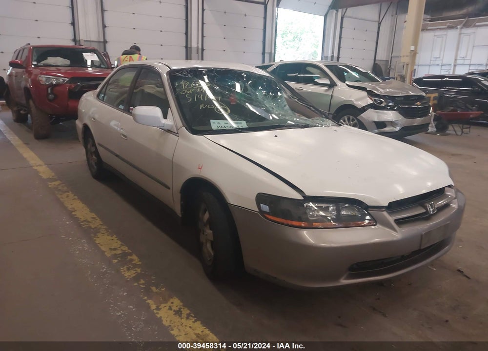 2000 HONDA ACCORD 2.3 LX VIN: 1HGCG5647YA149111