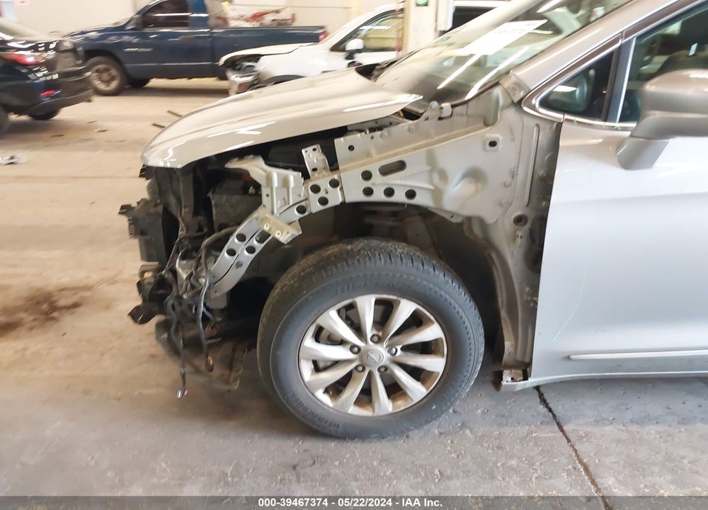 2019 CHRYSLER PACIFICA TOURING L VIN: 2C4RC1BG9KR537182