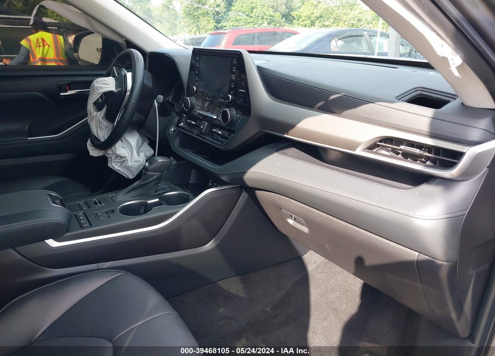2022 TOYOTA HIGHLANDER XLE VIN: 5TDGZRBHXNS236171